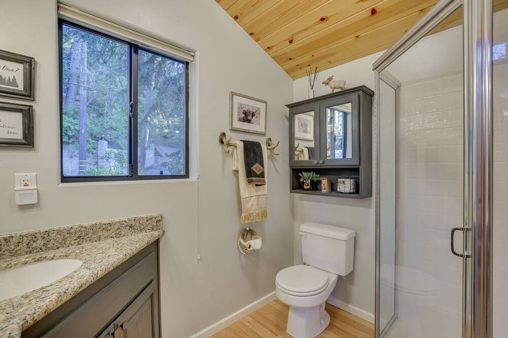 Photo of Bathroom in Green Valley Lake