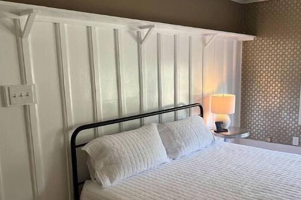 Photo of Bedroom in Burleson County