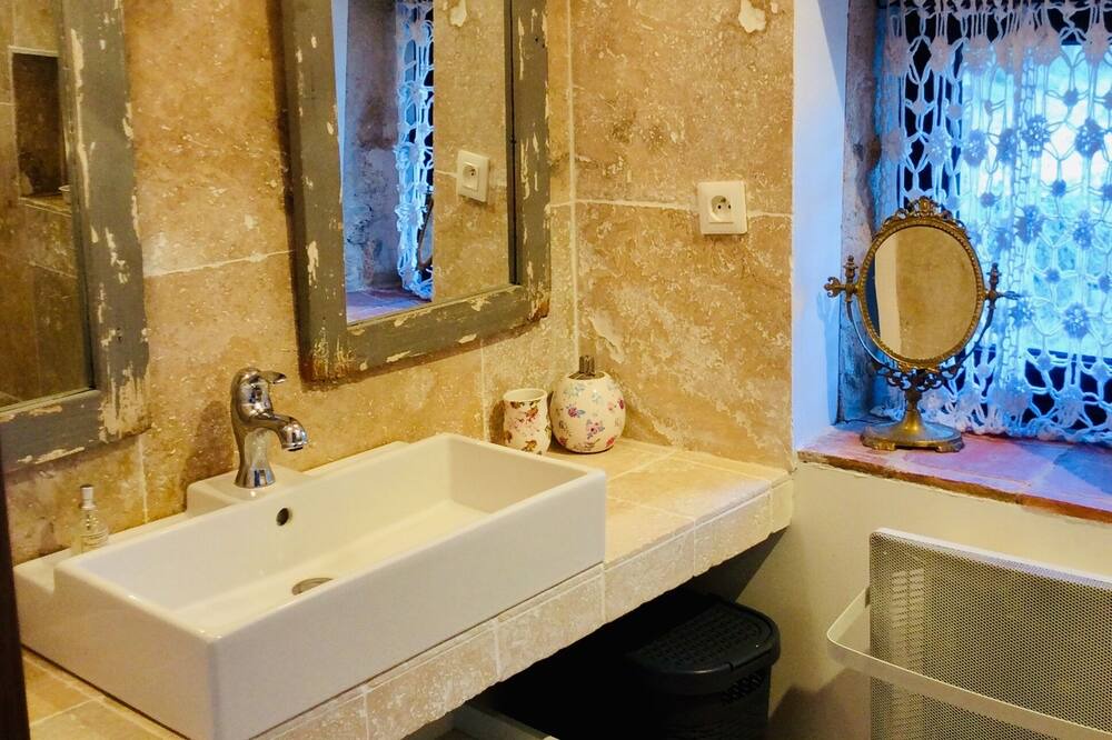 Photo of Bathroom in La Tour-Sur-Orb