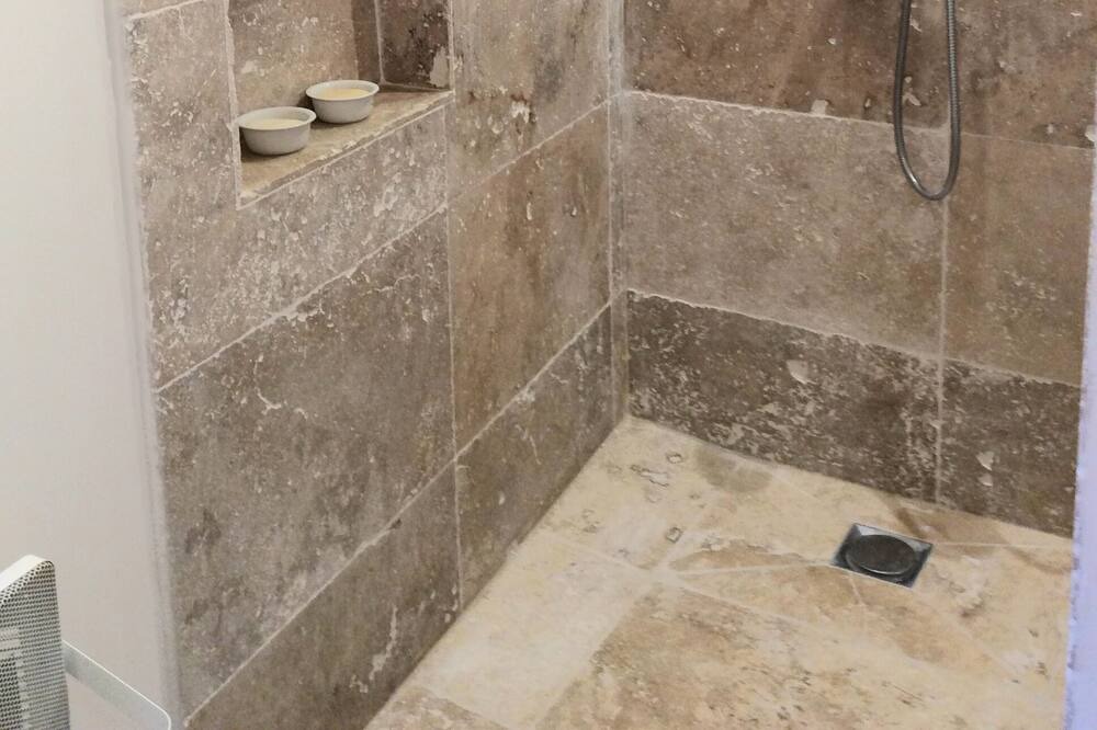Photo of Bathroom in La Tour-Sur-Orb