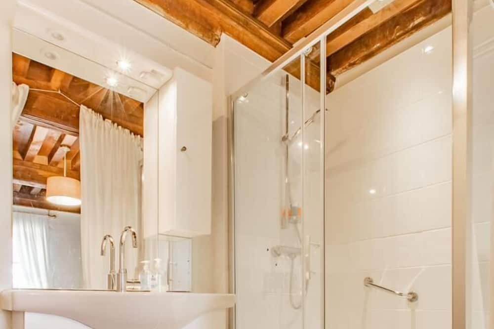 Photo of Bathroom in Saint-Julien-de-Civry