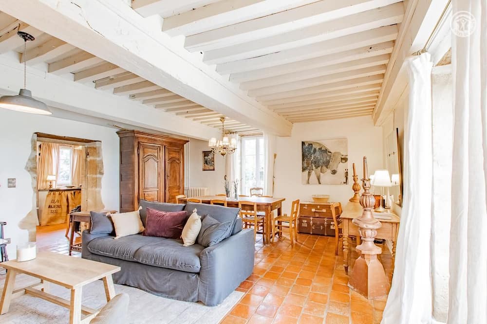 Photo of Livingroom in Saint-Julien-de-Civry