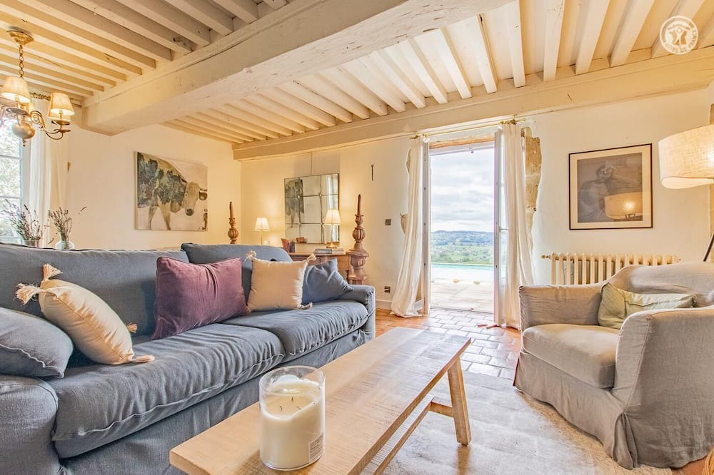 Photo of Livingroom in Saint-Julien-de-Civry