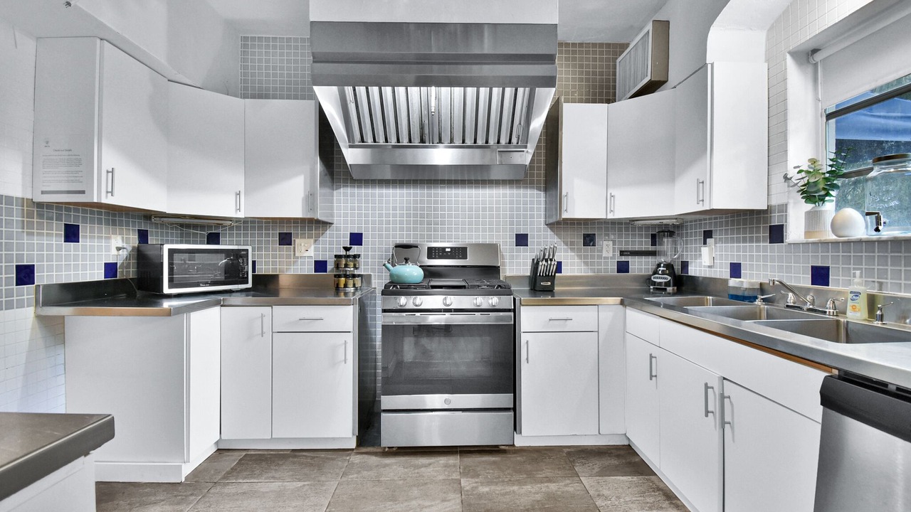 Photo of Kitchen in Flamingo/Lummus