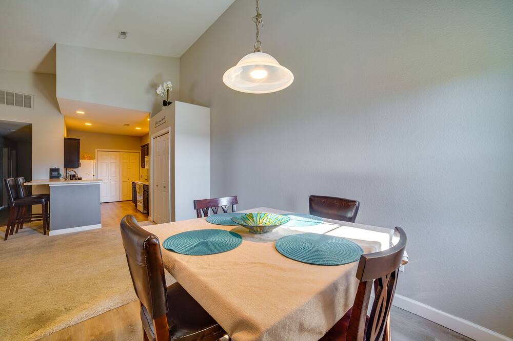 Photo of Livingroom in Champaign