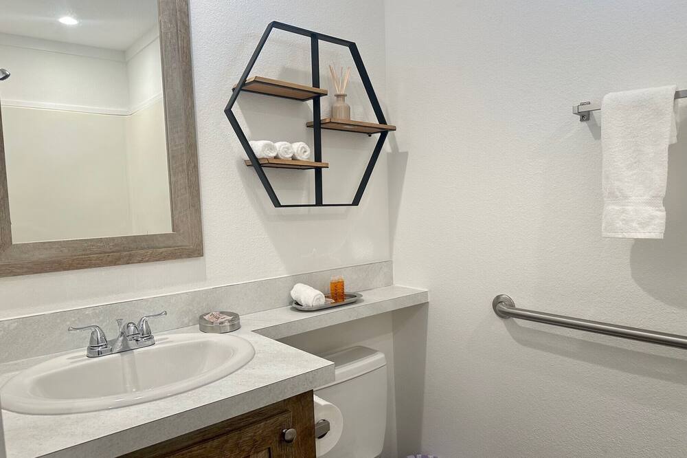 Photo of Bathroom in Highlands - Perkins