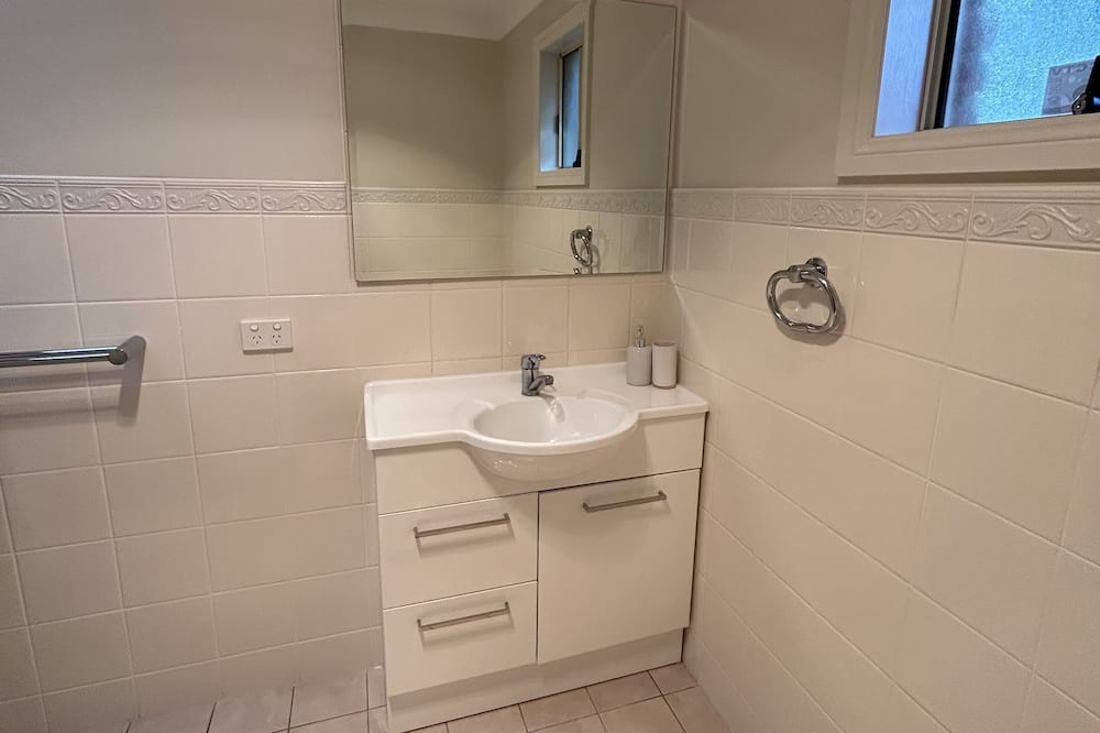 Photo of Bathroom in Narromine