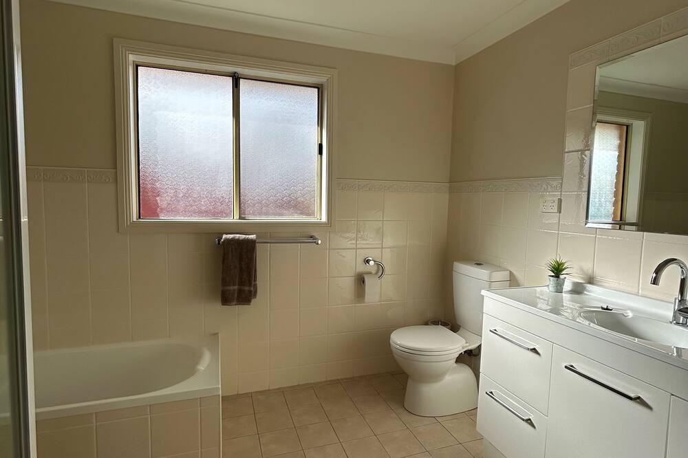 Photo of Bathroom in Narromine