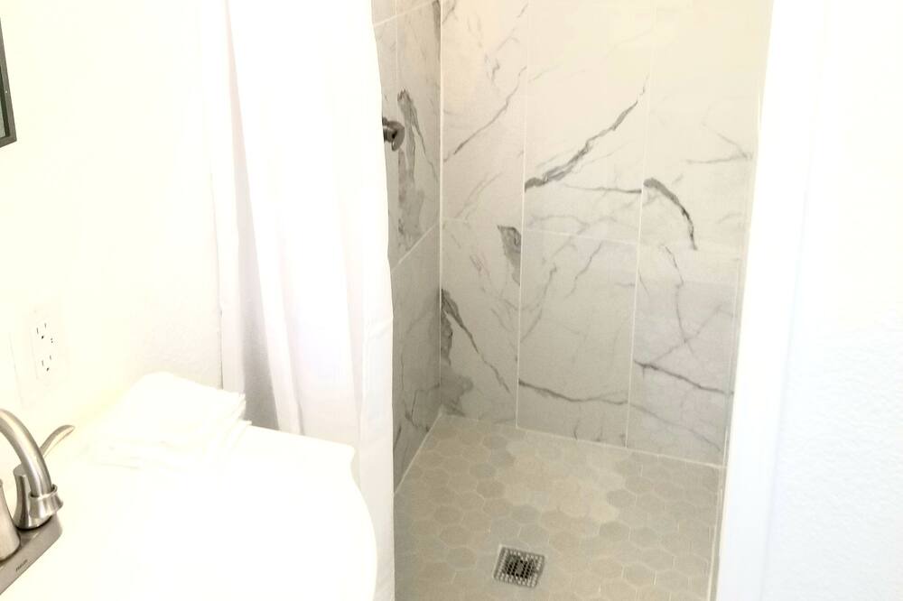 Photo of Bathroom in Lakeview