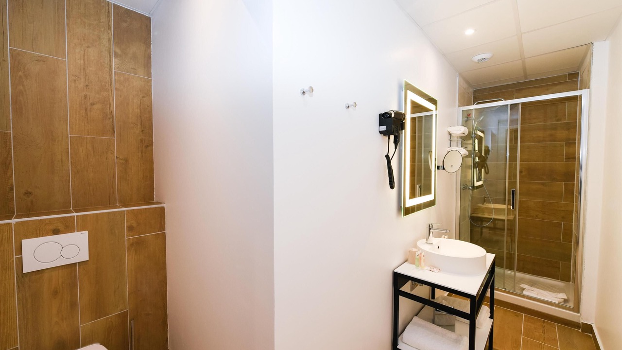 Photo of Others in Anatole France Danton