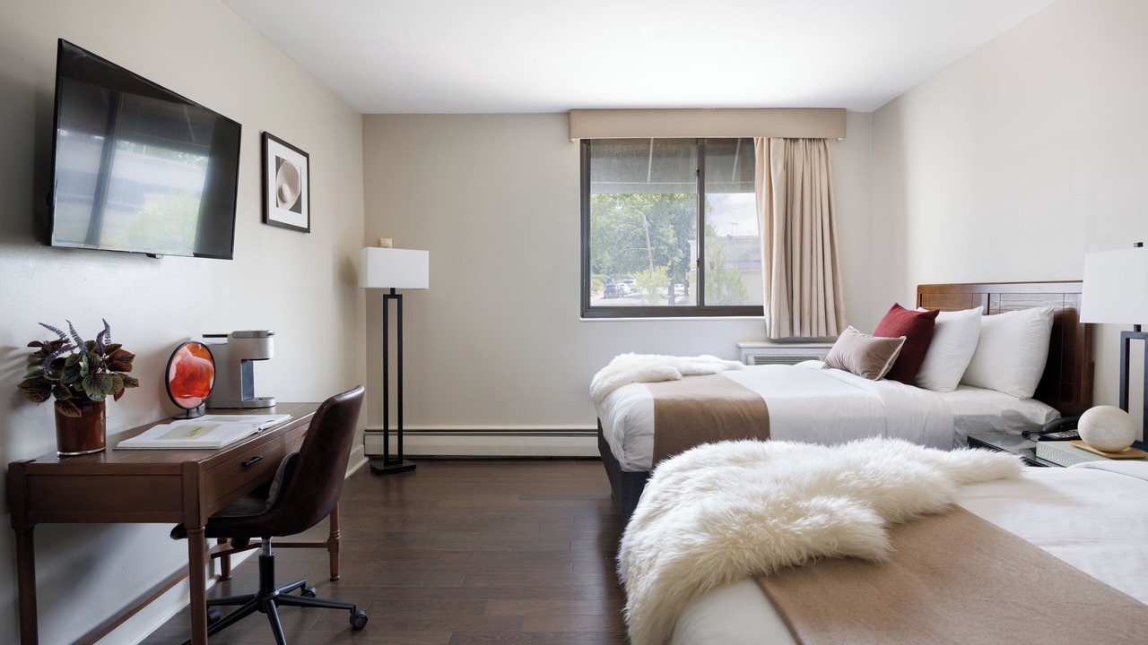 Photo of Bedroom in Great Neck Plaza