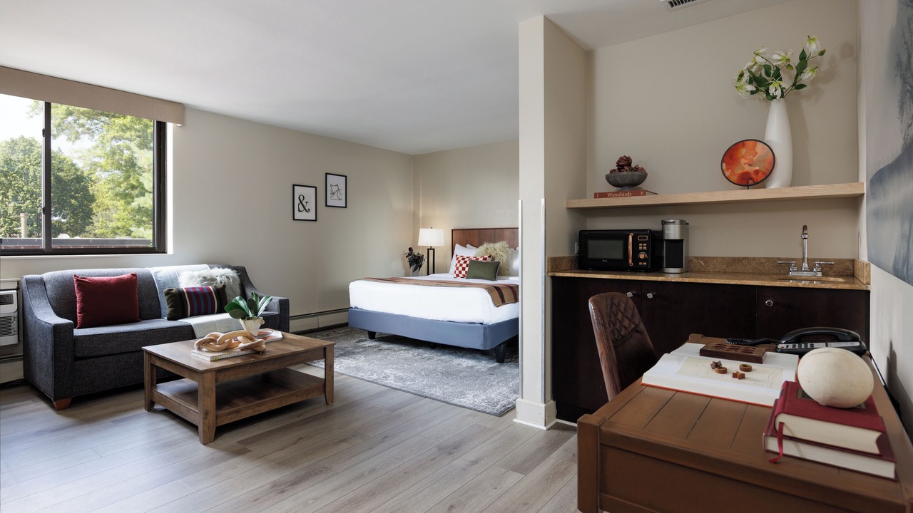 Photo of Bedroom in Great Neck Plaza