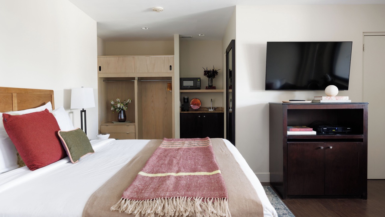 Photo of Bedroom in Great Neck Plaza