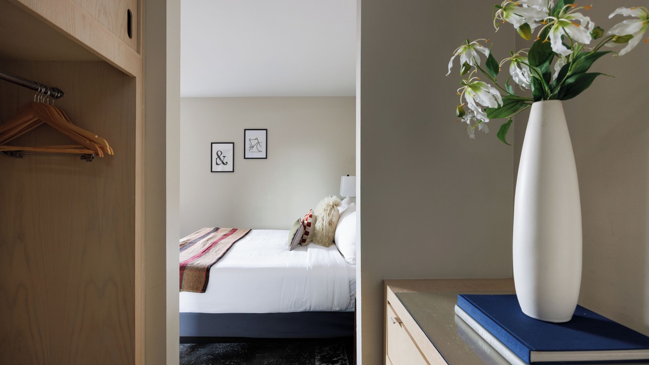 Photo of Bedroom in Great Neck Plaza