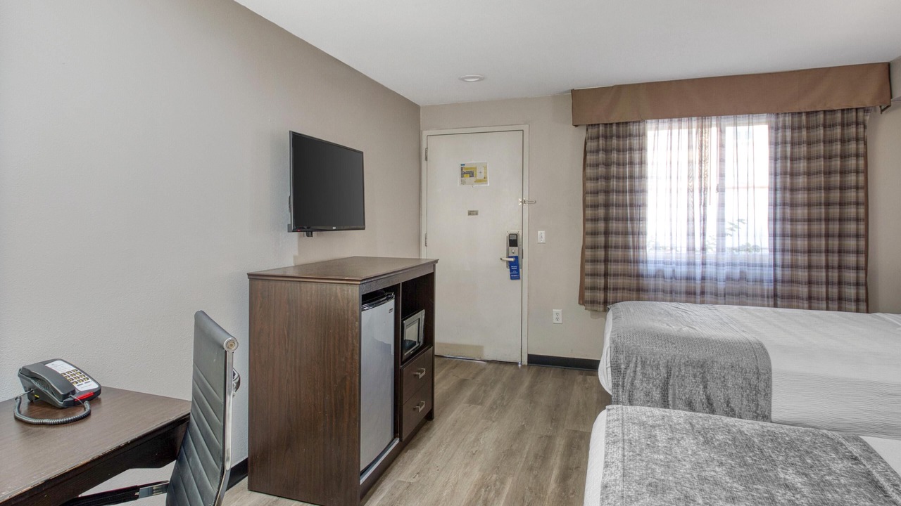 Photo of Bedroom in People's Freeway