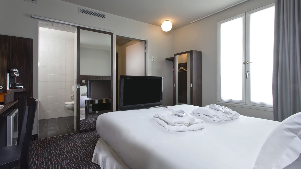 Photo of Bedroom in 10th Arrondissement