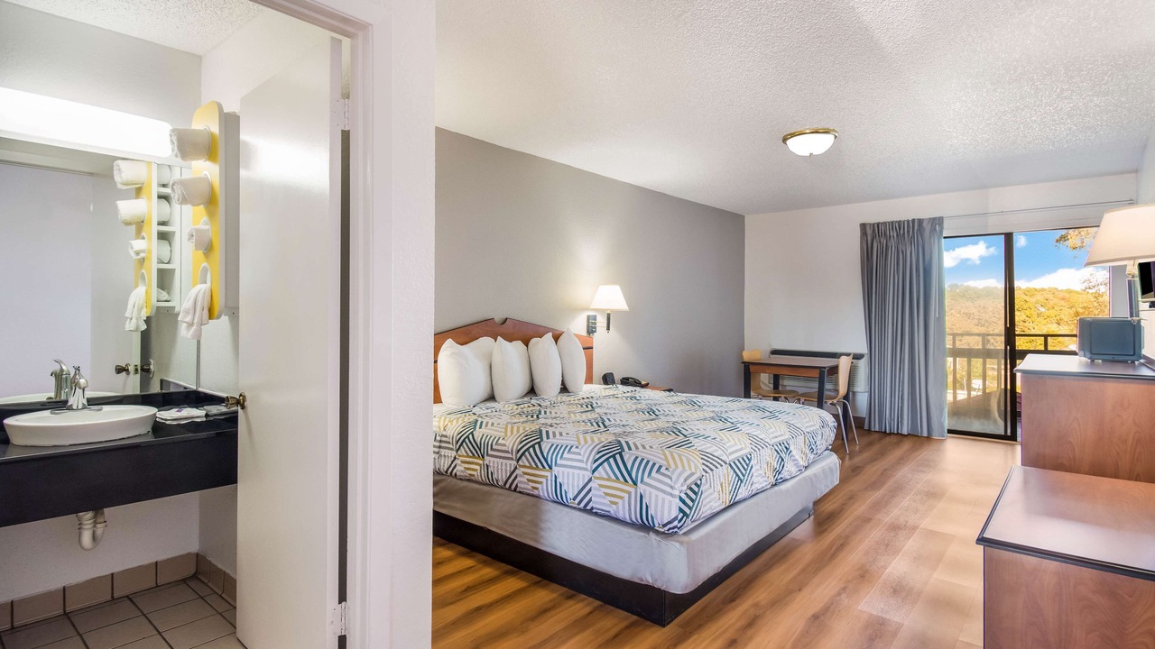Photo of Bedroom in Lake Hamilton