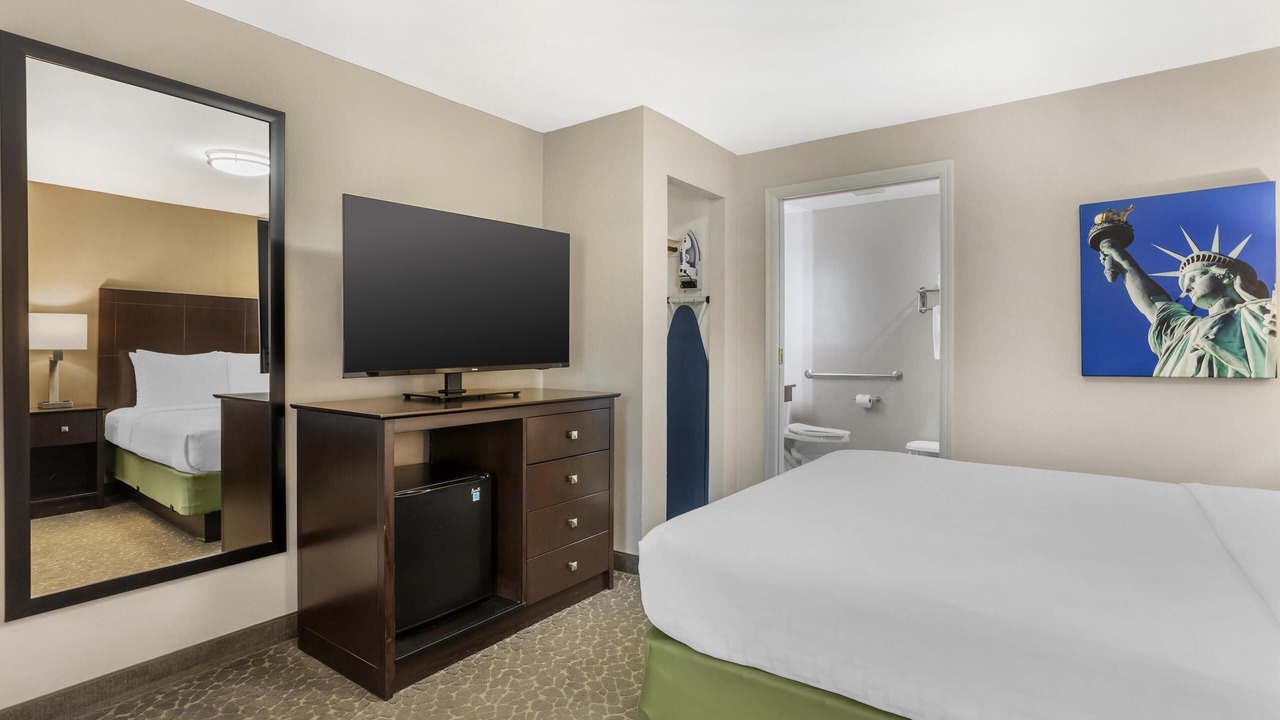 Photo of Bedroom in Fort Lee