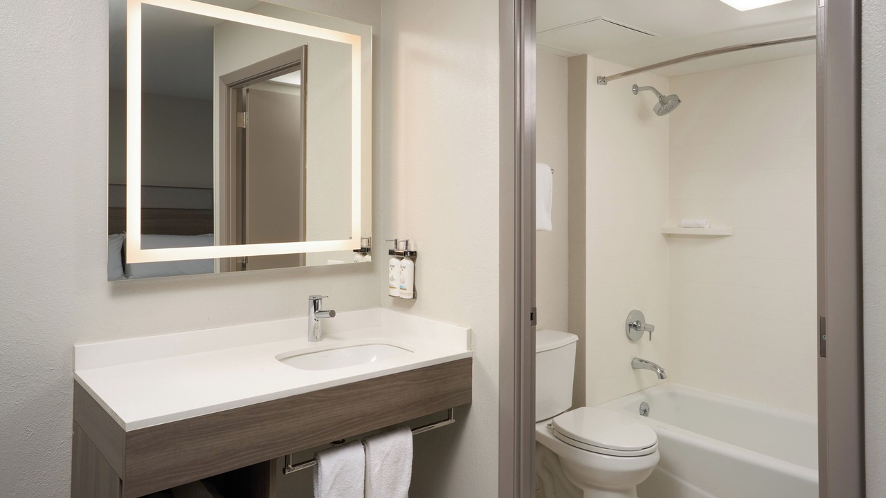 Photo of Bedroom in Ludlam