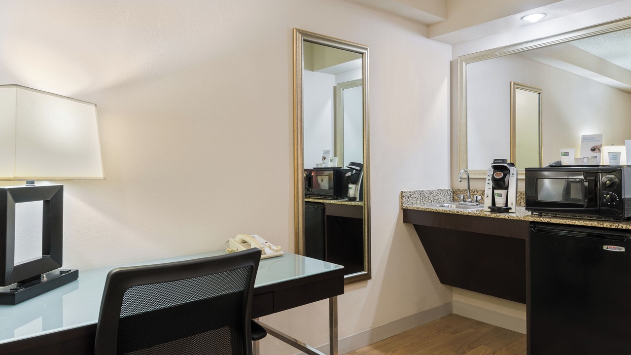 Photo of Bedroom in Ludlam