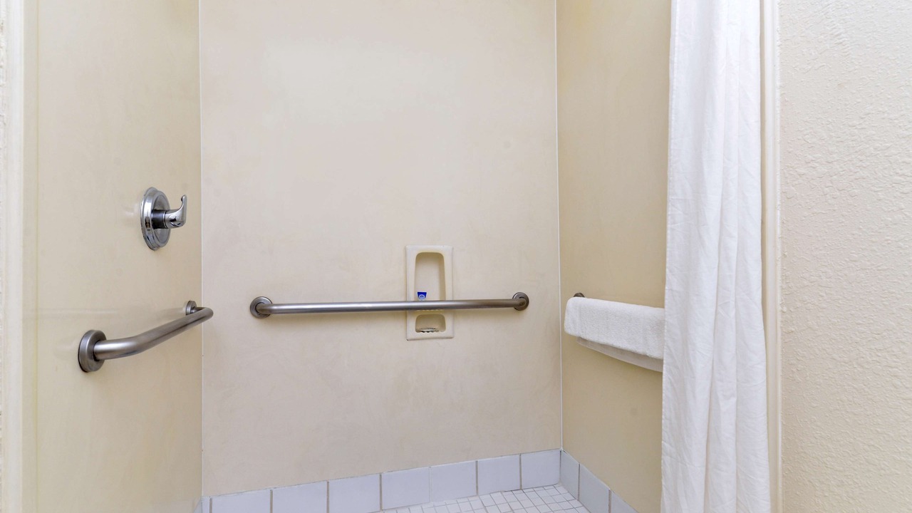 Photo of Bedroom in US 290