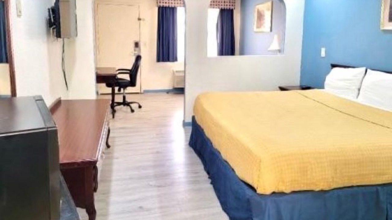 Photo of Bedroom in US 290