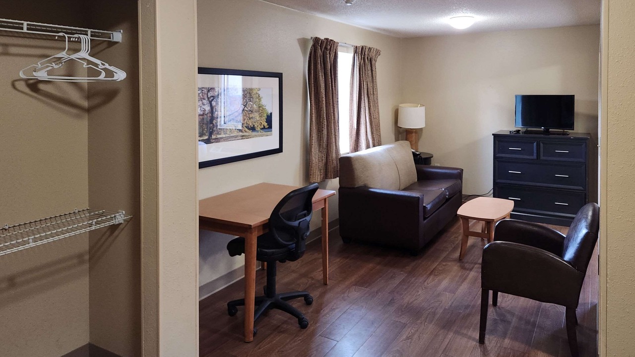 Photo of Livingroom in Summit Station