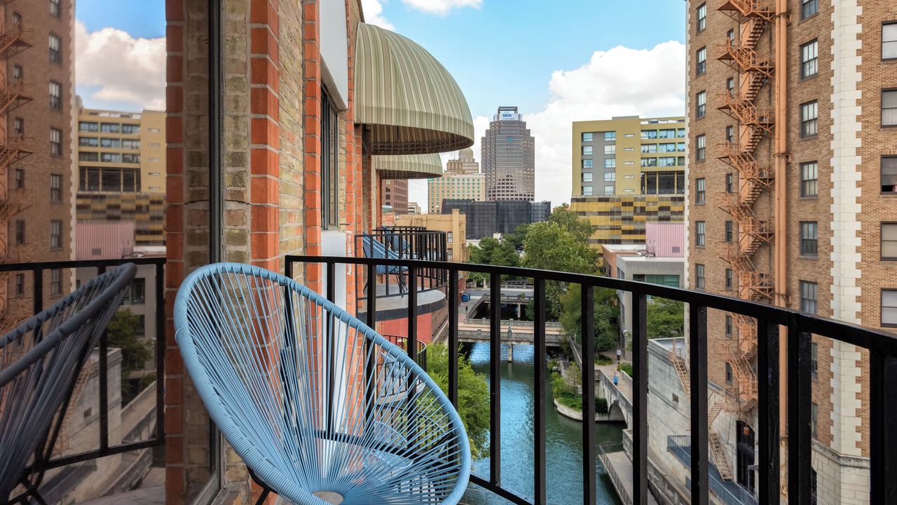 Photo of Patio Balcony in Main - Military Plaza