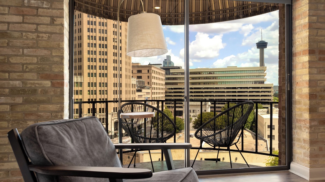 Photo of Patio Balcony in Main - Military Plaza