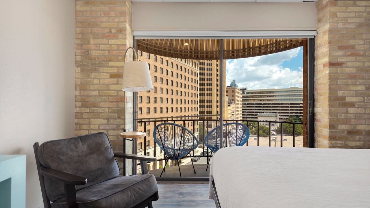 Photo of Patio Balcony in Main - Military Plaza