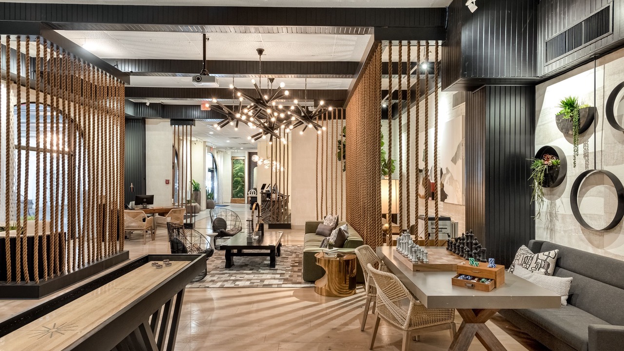 Photo of Livingroom in Main - Military Plaza