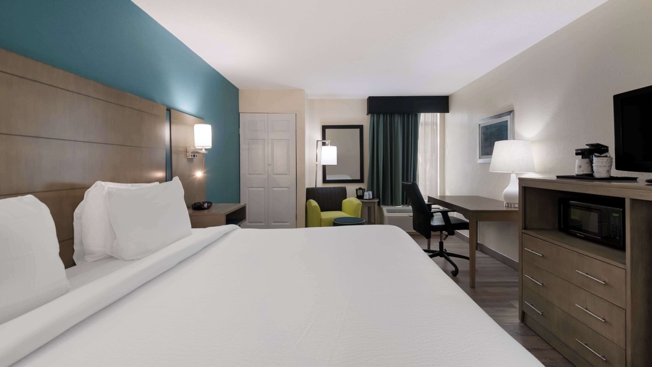 Photo of Bedroom in Coliseum Central