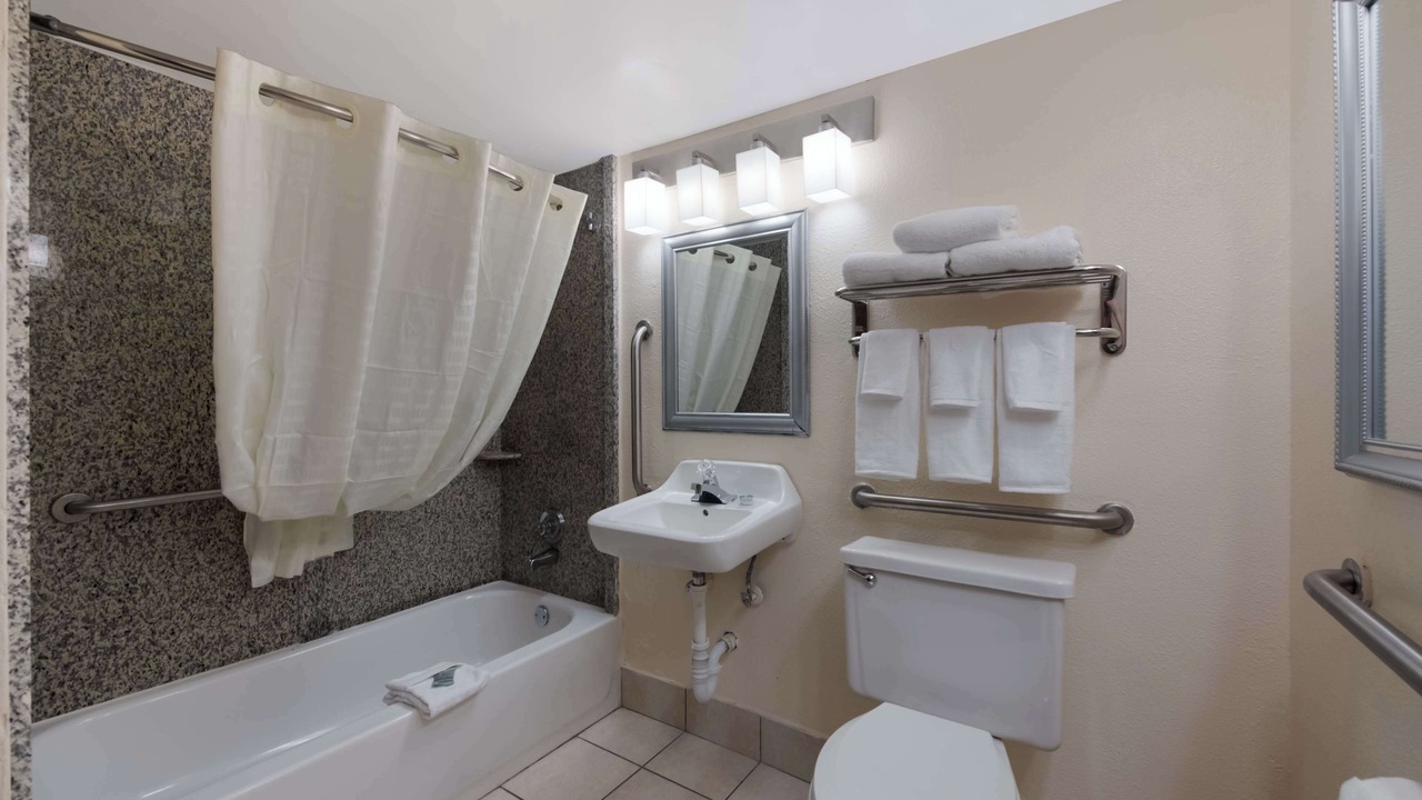 Photo of Bathroom in Coliseum Central