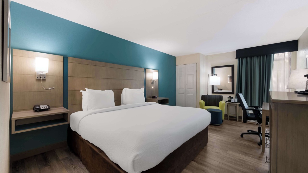 Photo of Bedroom in Coliseum Central