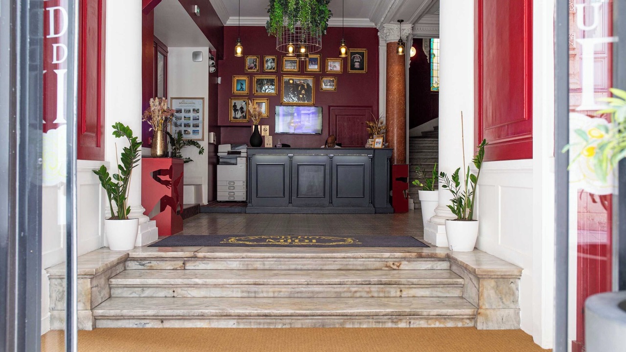 Photo of Others in Comedie