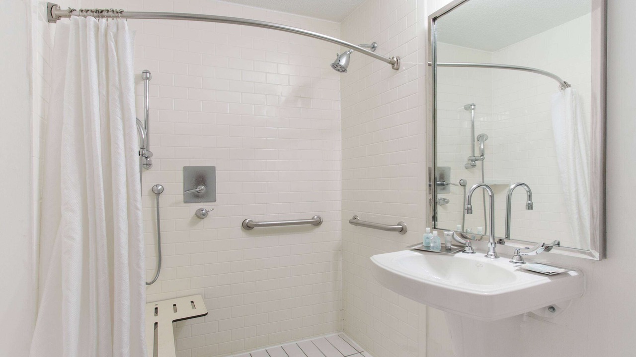 Photo of Bathroom in Lakeview