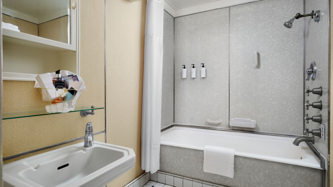 Photo of Bathroom in Harbor