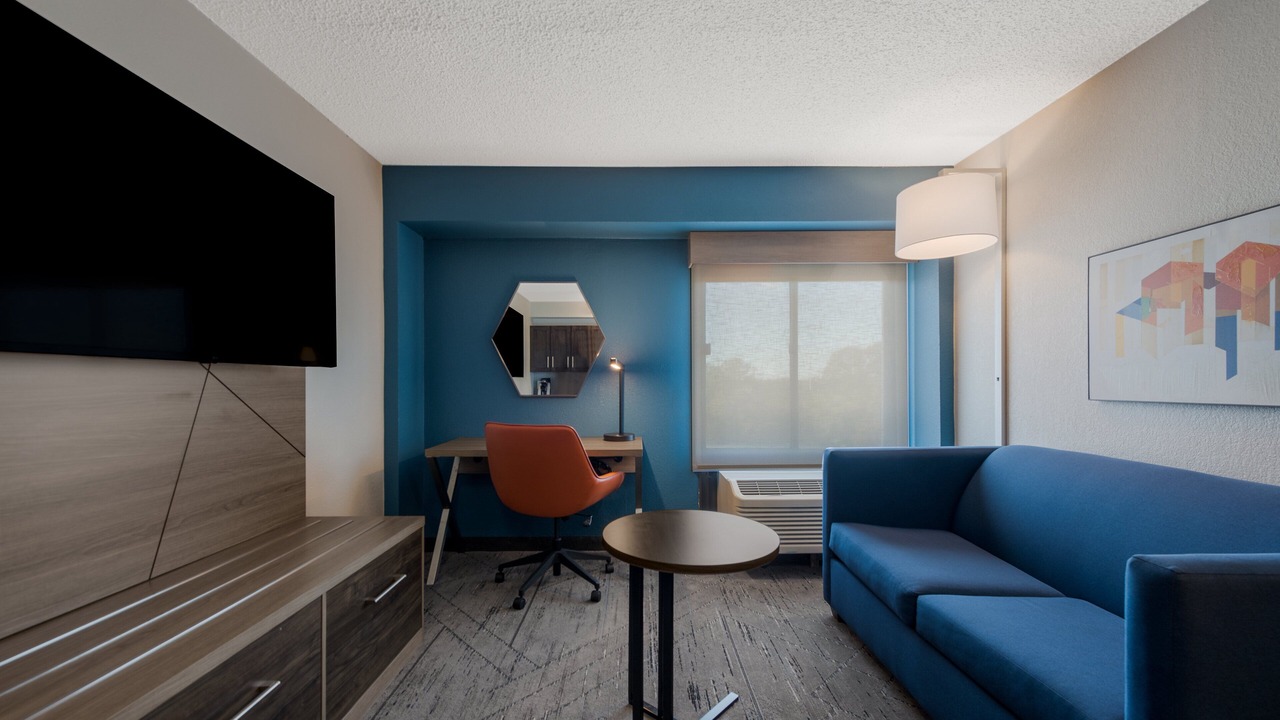 Photo of Bedroom in Coliseum Central