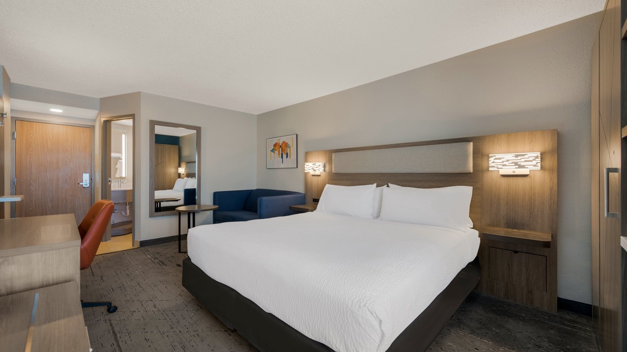 Photo of Bedroom in Coliseum Central