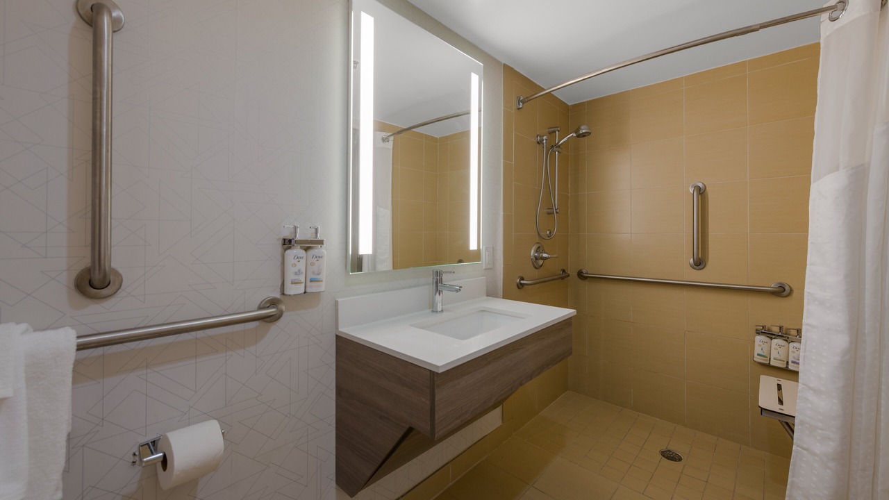 Photo of Bedroom in Coliseum Central