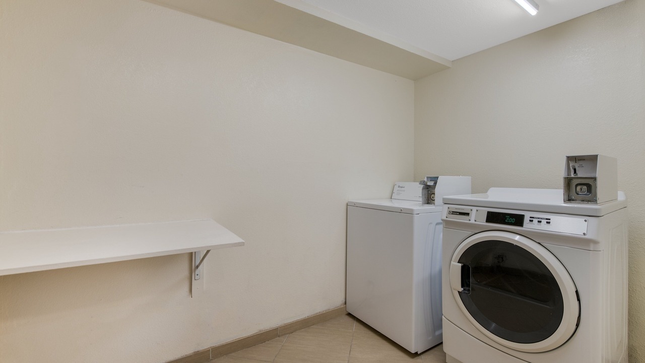 Photo of Bedroom in Coliseum Central