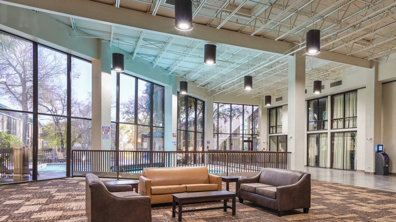 Photo of Livingroom in Greater Greenspoint