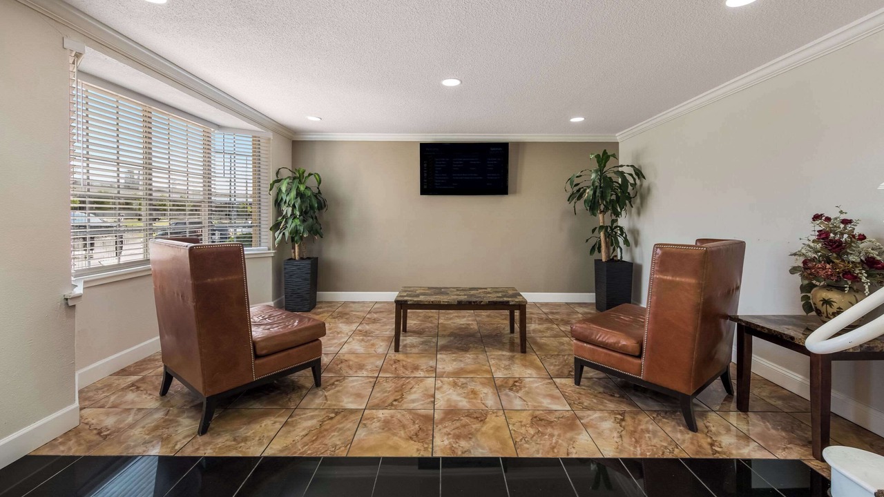 Photo of Livingroom in Airport Township