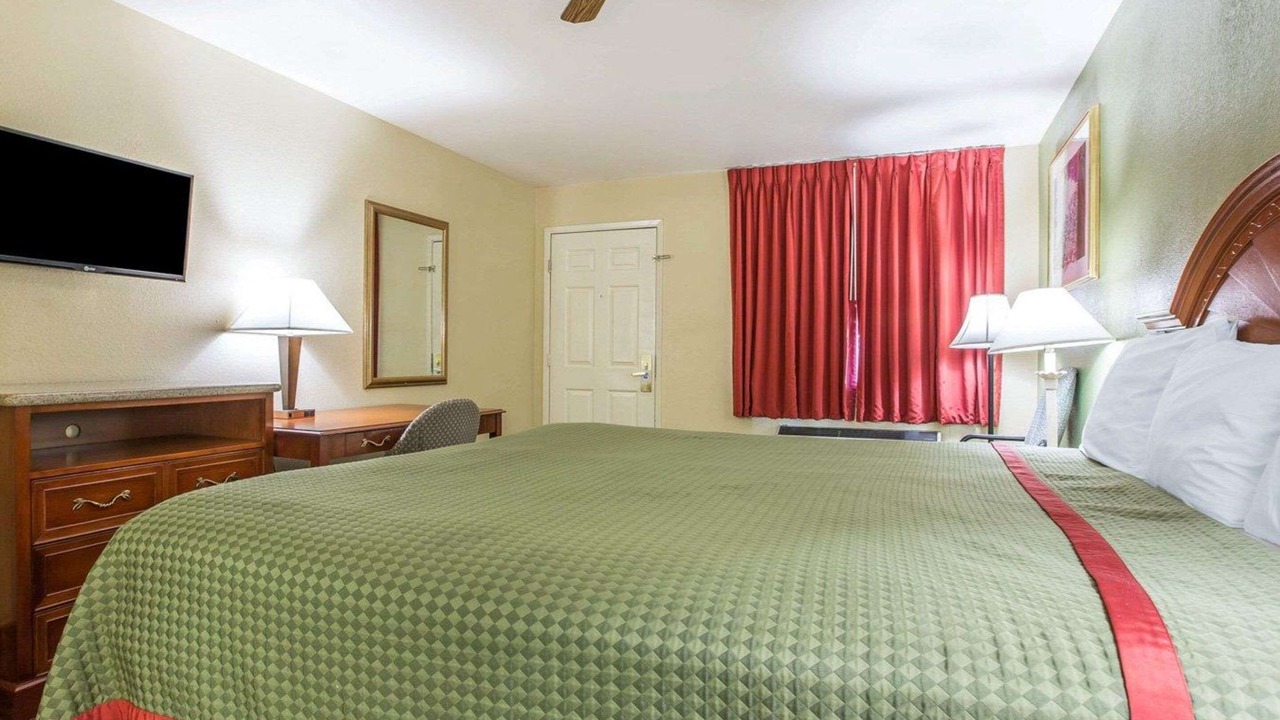 Photo of Bedroom in Delano
