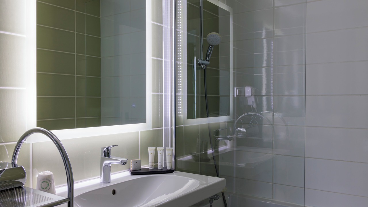 Photo of Bathroom in Quartier de la Folie-Mericourt