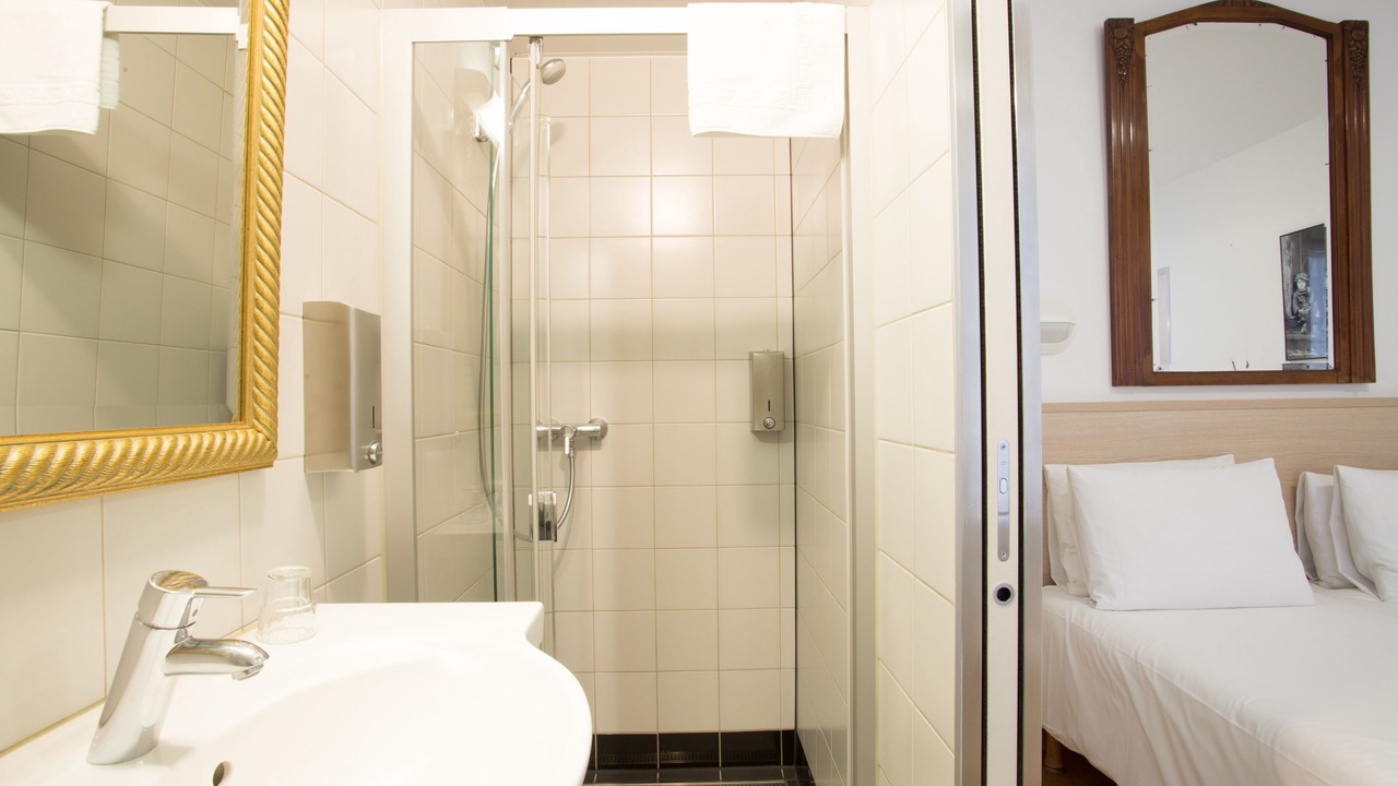 Photo of Bathroom in Batignolles