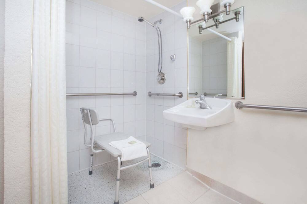 Photo of Bathroom in Rogers Park