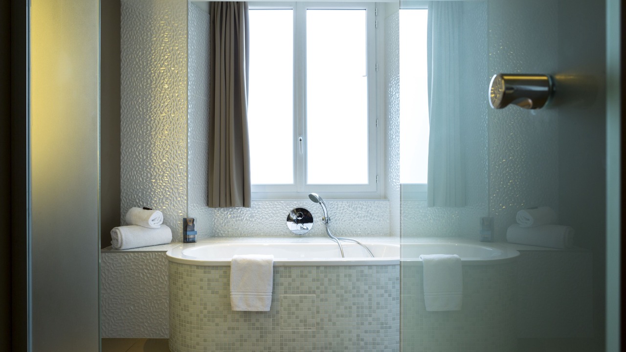Photo of Bathroom in Graslin - Commerce