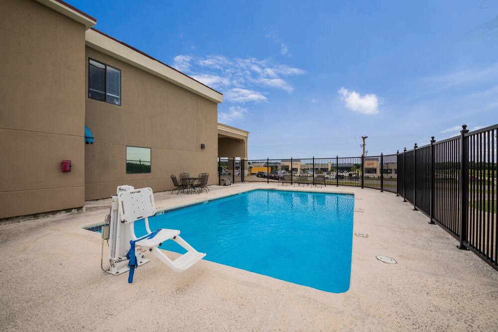 Photo of Outdoor in Manor
