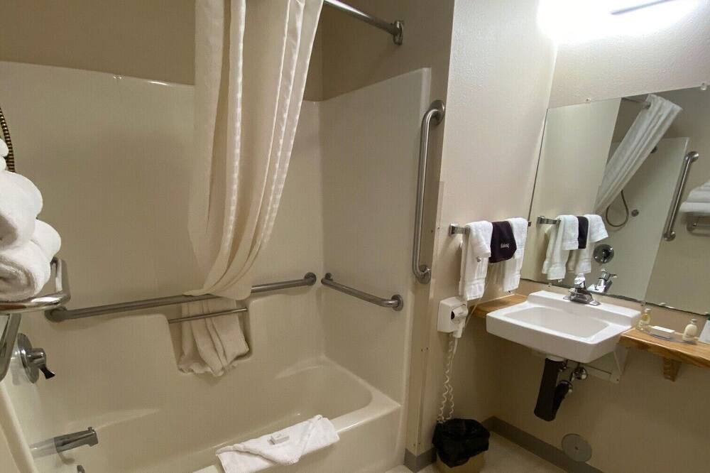Photo of Bathroom in Broken Bow